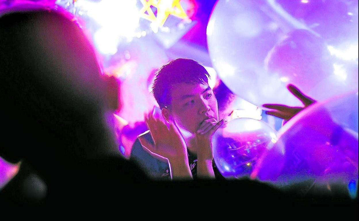 Los globos llenos de óxido nitroso forman parte del paisaje en discotecas y festivales de música de Reino Unido, donde su uso está muy extendido. 