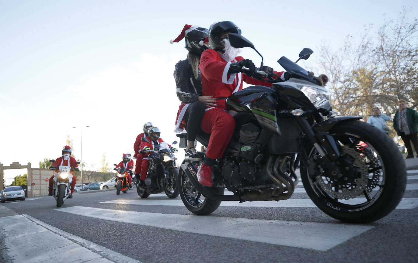 Centenares de papanoeles en moto han llevado regalos este domingo, 15 de diciembre, a los pequeños en tratamiento médico alojados en la Casa Ronald McDonald de Valencia, por quinto año consecutivo. La asociación motera Cremant Goma es la organizadora de este evento, una concentración de motos en la que el requisito es ir disfrazado de Papá o Mamá Noel. El punto de encuentro ha sido el parking del club deportivo Zafranar (bulevar sur) y han realizado una ruta por la ciudad. El objetivo es ayudar a Aspanion y la Casa Ronald McDonald. 
