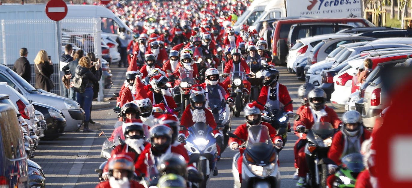 Centenares de papanoeles en moto han llevado regalos este domingo, 15 de diciembre, a los pequeños en tratamiento médico alojados en la Casa Ronald McDonald de Valencia, por quinto año consecutivo. La asociación motera Cremant Goma es la organizadora de este evento, una concentración de motos en la que el requisito es ir disfrazado de Papá o Mamá Noel. El punto de encuentro ha sido el parking del club deportivo Zafranar (bulevar sur) y han realizado una ruta por la ciudad. El objetivo es ayudar a Aspanion y la Casa Ronald McDonald. 