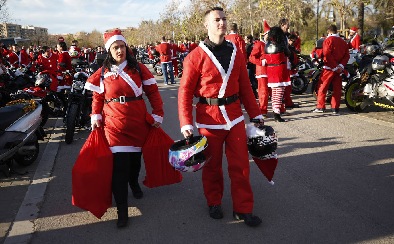 Centenares de papanoeles en moto han llevado regalos este domingo, 15 de diciembre, a los pequeños en tratamiento médico alojados en la Casa Ronald McDonald de Valencia, por quinto año consecutivo. La asociación motera Cremant Goma es la organizadora de este evento, una concentración de motos en la que el requisito es ir disfrazado de Papá o Mamá Noel. El punto de encuentro ha sido el parking del club deportivo Zafranar (bulevar sur) y han realizado una ruta por la ciudad. El objetivo es ayudar a Aspanion y la Casa Ronald McDonald. 