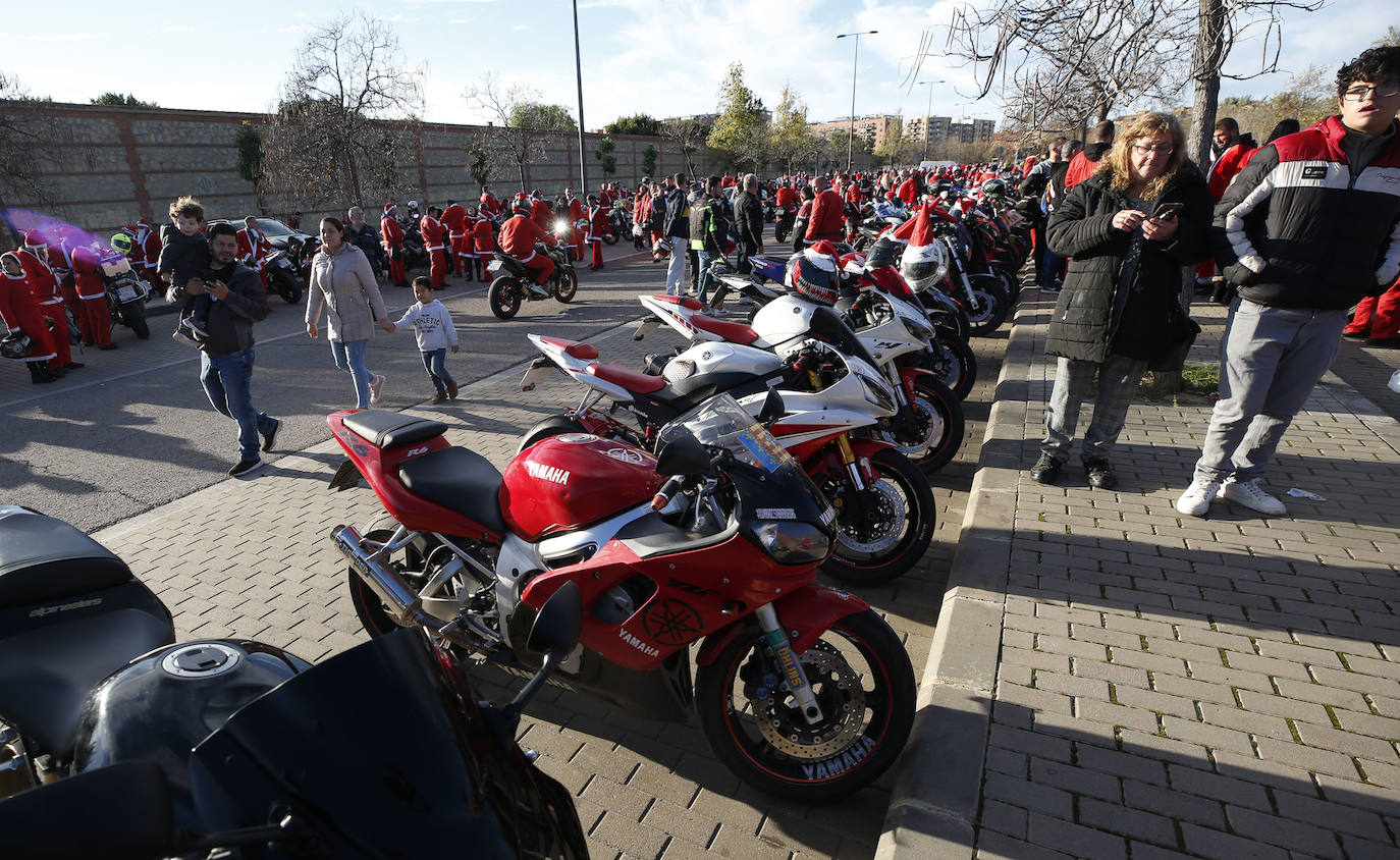 Centenares de papanoeles en moto han llevado regalos este domingo, 15 de diciembre, a los pequeños en tratamiento médico alojados en la Casa Ronald McDonald de Valencia, por quinto año consecutivo. La asociación motera Cremant Goma es la organizadora de este evento, una concentración de motos en la que el requisito es ir disfrazado de Papá o Mamá Noel. El punto de encuentro ha sido el parking del club deportivo Zafranar (bulevar sur) y han realizado una ruta por la ciudad. El objetivo es ayudar a Aspanion y la Casa Ronald McDonald. 