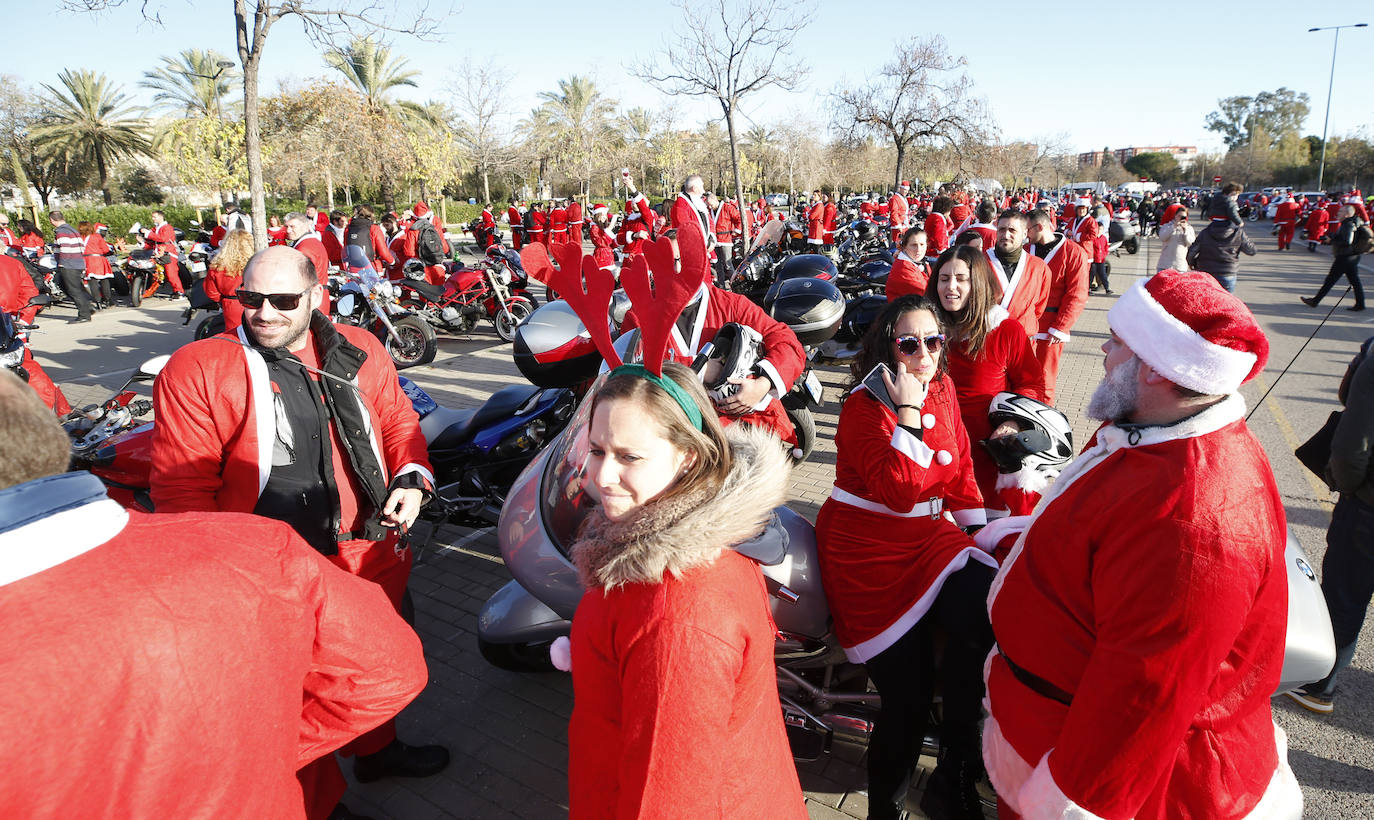Centenares de papanoeles en moto han llevado regalos este domingo, 15 de diciembre, a los pequeños en tratamiento médico alojados en la Casa Ronald McDonald de Valencia, por quinto año consecutivo. La asociación motera Cremant Goma es la organizadora de este evento, una concentración de motos en la que el requisito es ir disfrazado de Papá o Mamá Noel. El punto de encuentro ha sido el parking del club deportivo Zafranar (bulevar sur) y han realizado una ruta por la ciudad. El objetivo es ayudar a Aspanion y la Casa Ronald McDonald. 