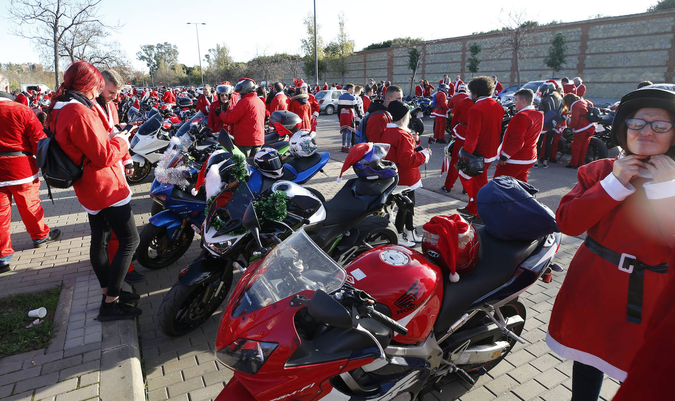 Centenares de papanoeles en moto han llevado regalos este domingo, 15 de diciembre, a los pequeños en tratamiento médico alojados en la Casa Ronald McDonald de Valencia, por quinto año consecutivo. La asociación motera Cremant Goma es la organizadora de este evento, una concentración de motos en la que el requisito es ir disfrazado de Papá o Mamá Noel. El punto de encuentro ha sido el parking del club deportivo Zafranar (bulevar sur) y han realizado una ruta por la ciudad. El objetivo es ayudar a Aspanion y la Casa Ronald McDonald. 