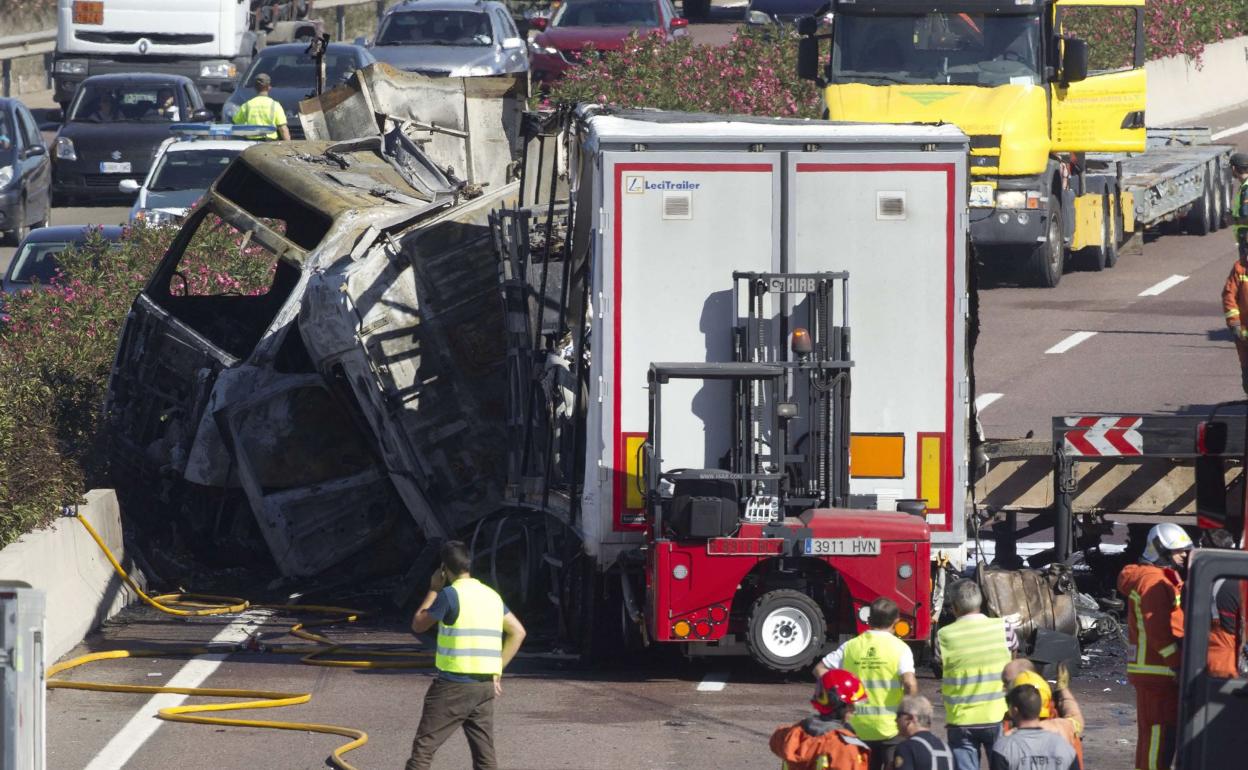 Bomberos y conductores detenidos llenan el by-pass tras un accidente en Moncada. 