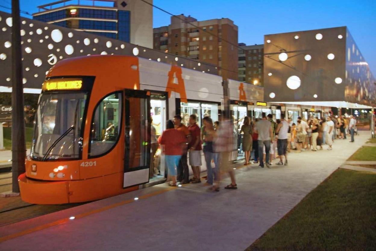 Decenas de usuarios suben a uno de los convoyes del TRAM d'Alacant. 