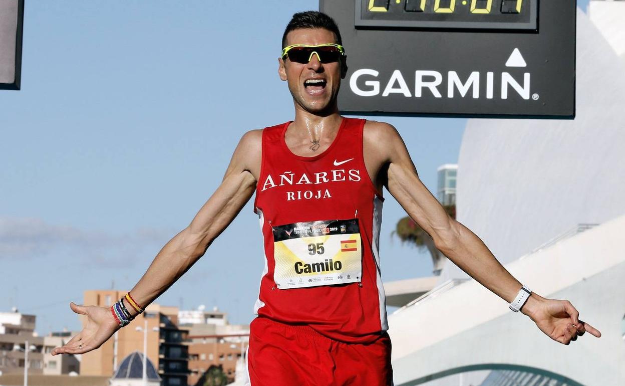 El mejor español en el Maratón de Valencia no tiene equipo