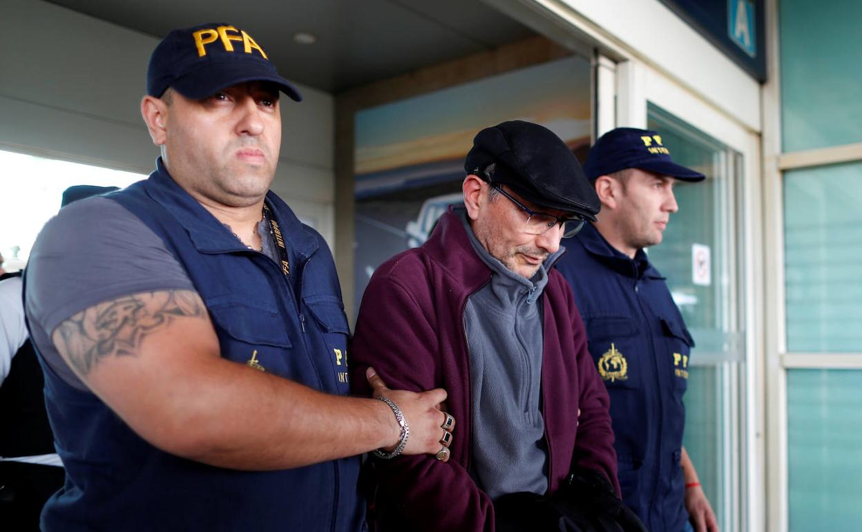 El expolicia argentino Mario Sandoval (centro), a su llegada a Buenos Aires.