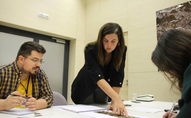 Sandra Gómez explica el proyecto a los periodistas. 