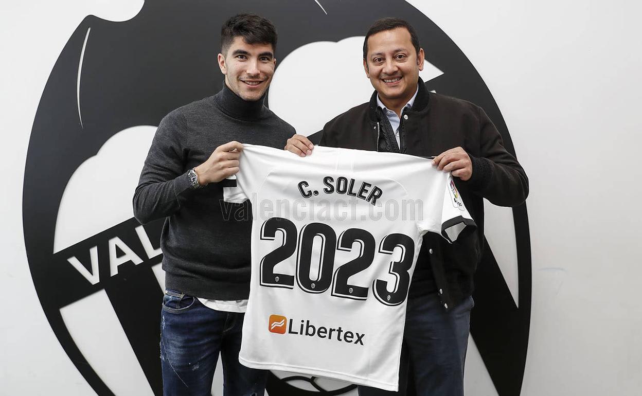 Carlos Soler posa con el presidente del Valencia, Anil Murthy 