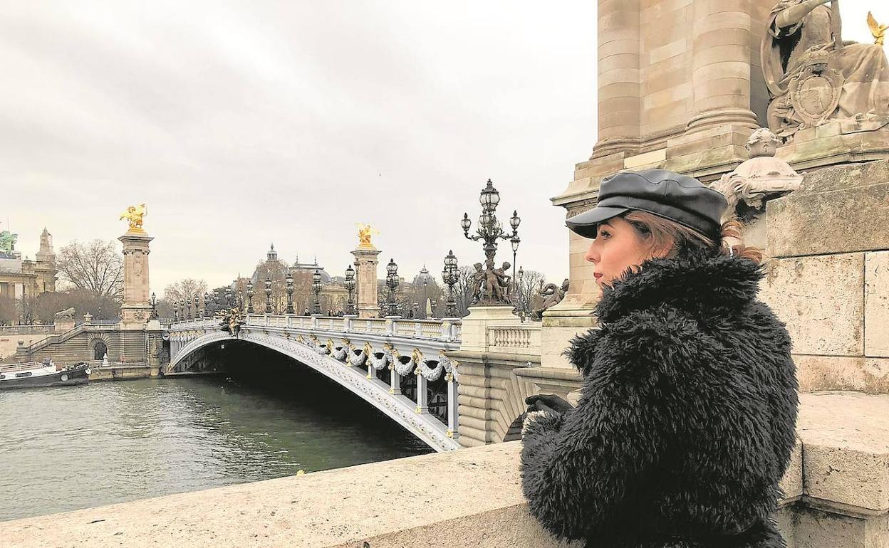 Enamorada de la moda, de París se trajo algunas piezas y muchas ideas, inspiradas por las parisinas que paseaban por sus calles. 