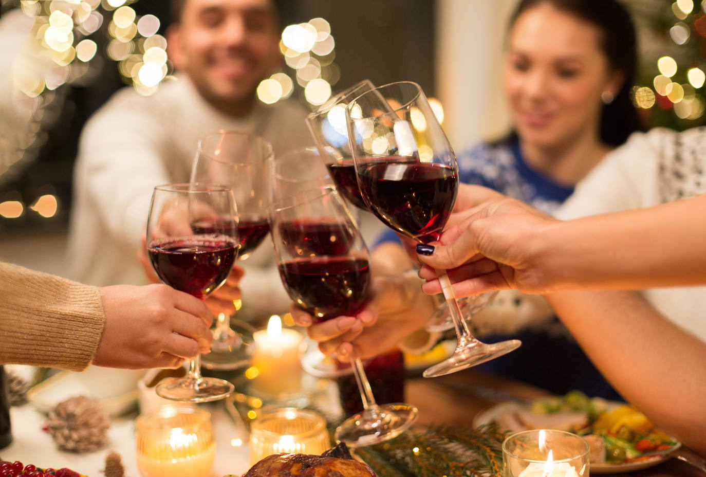 Las reuniones familiares y grandes comidas propias de la Navidad se acercan. Esta época de reencuentros y celebraciones afecta, principalmente, a nuestros bolsillos. Se gasta mucho dinero en la compra de regalos y lotería pero, sobre todo, en planificar un menú para todos los invitados. Muchos compradores se quejan del encarecimiento de estos productos durante las fechas próximas a la Navidad. Por esta razón, la Organización de Consumidores y Usuarios (OCU) ha elaborado un estudio en el que compara la evolución de ciertos productos típicos durante estas fechas. 