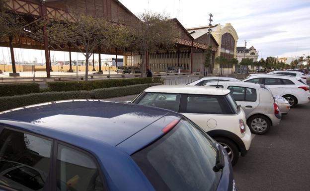 Coches estacionados alrededor del Tringlado 2.