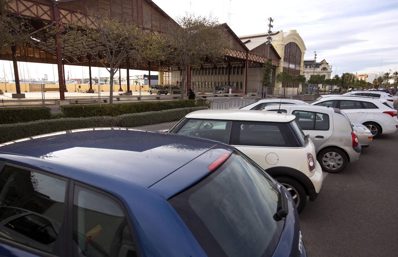 El entorno del Tinglado 2 repleto de coches, donde debe ir un jardin.