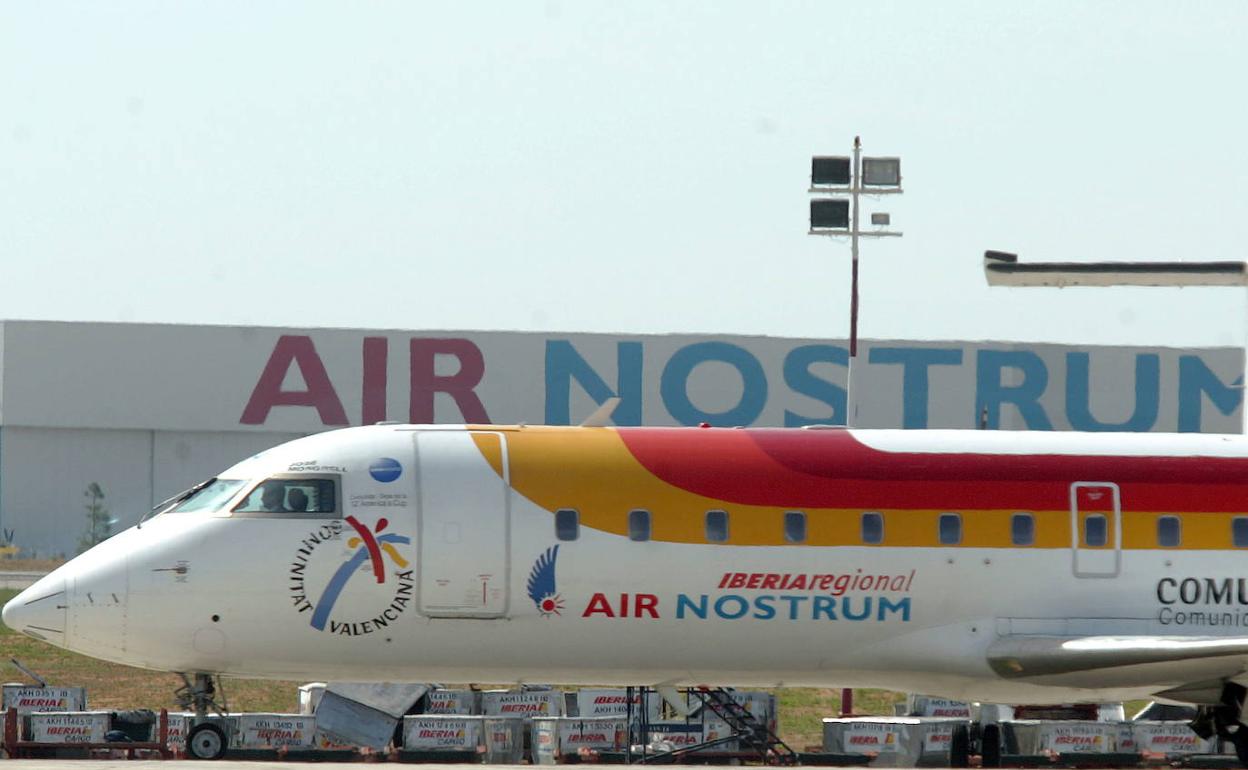 Avión de la flota de Air Nostrum en el aeropuerto de Valencia.