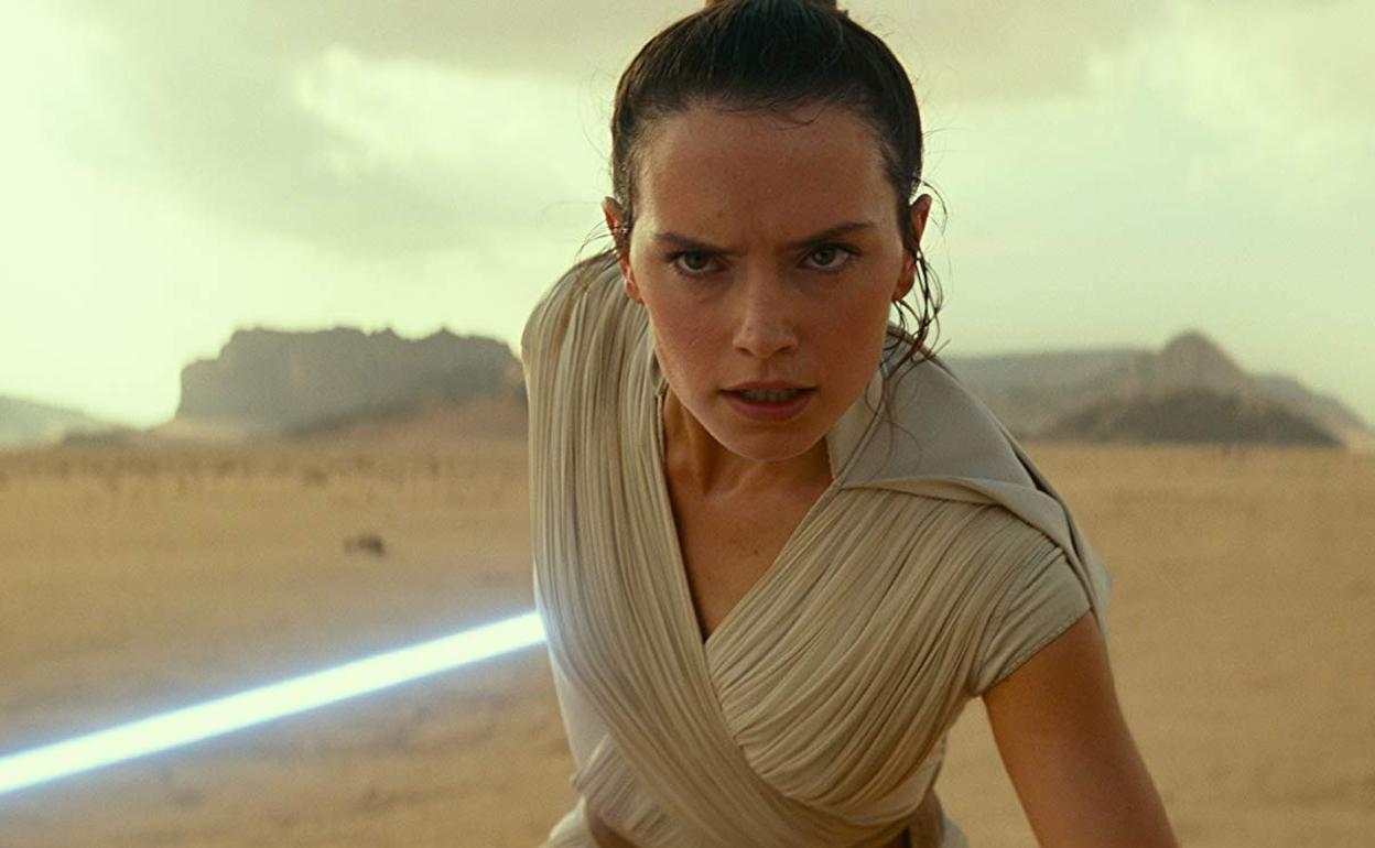 Daisy Ridley, caracterizada como Rey.