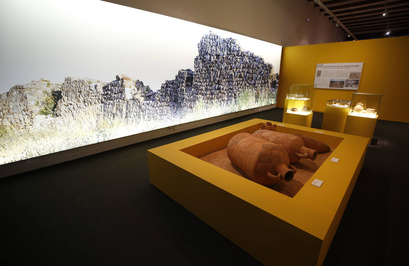 El Museo de Prehistoria presenta en una muestra cerca de un centenar de objetos arqueológicos recuperados de los yacimientos más emblemáticos del territorio.