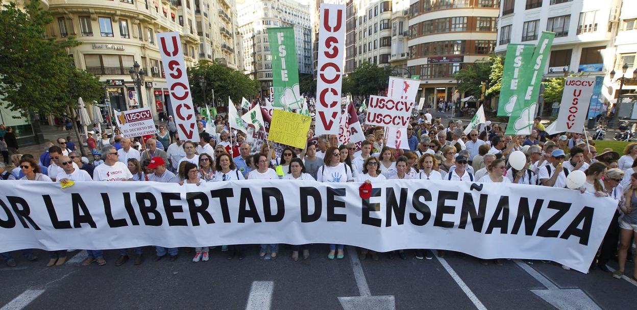 Manifestación convocada en mayo de 2017 contra la supresión de aulas concertadas. 