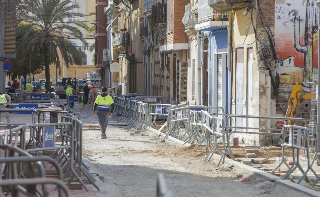 Una de las calles del Cabanyal en proceso de reurbanización, ayer. 