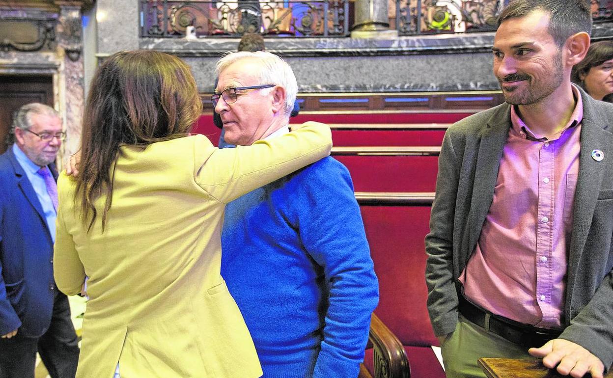 Sandra Gómez abraza a Joan Ribó antes del inicio del pleno ayer en el Ayuntamiento.