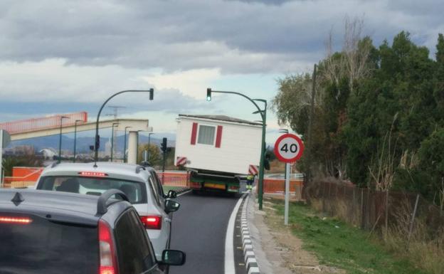 El camión, con una construcción prefabricada, atrapado en el semáforo.