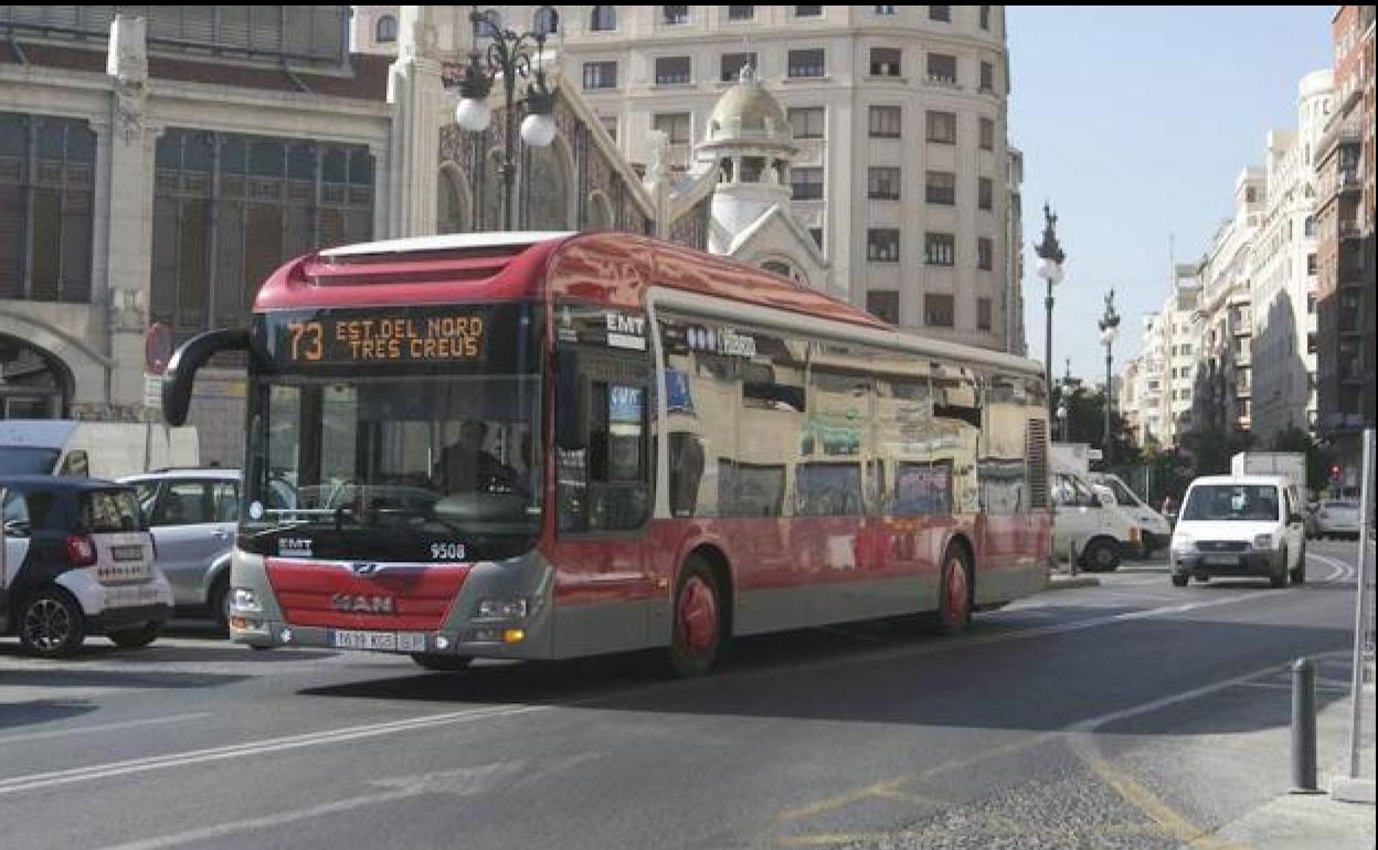 Un autobús de loa EMT circula por Valencia.