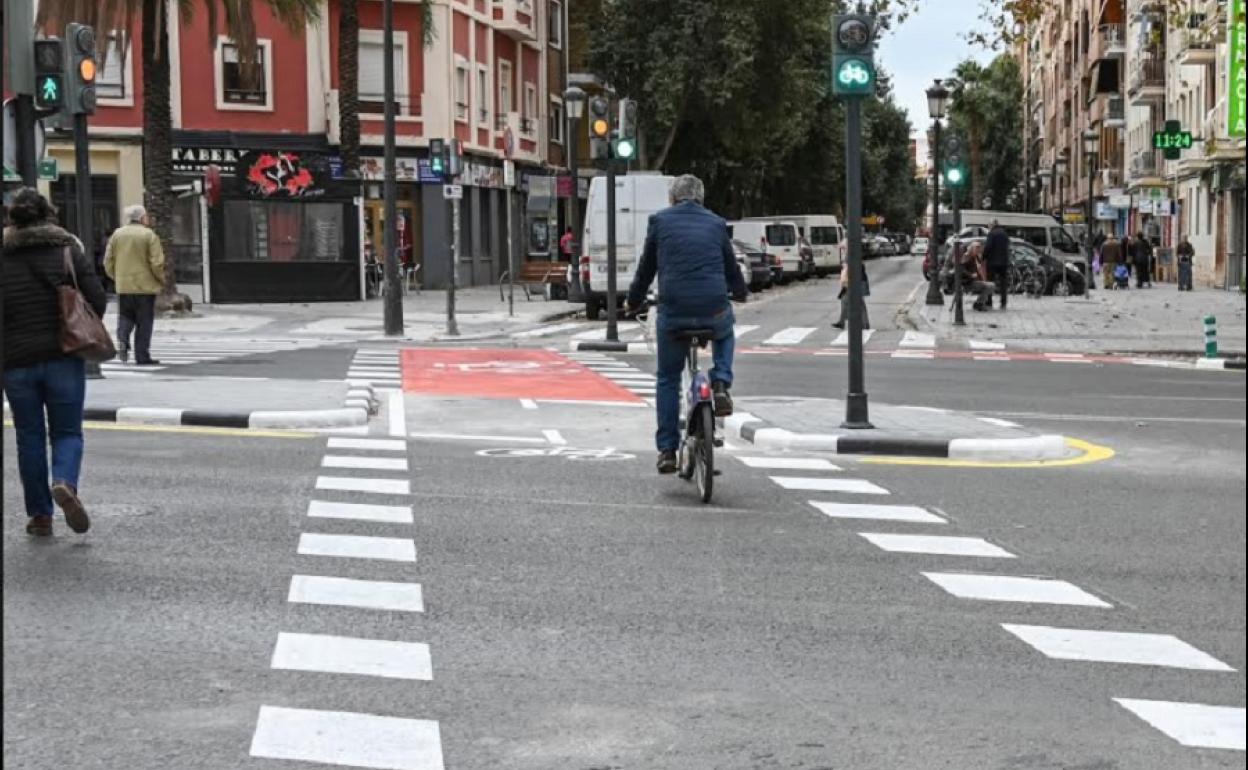 Carril bici en Valencia | Valencia abre un nuevo tramo de carril bici en una de sus grandes avenidas