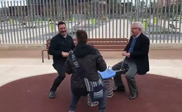 Joan Ribó, Carlos Galiana y Aroa Haba Navarro, en la visita del parque. 