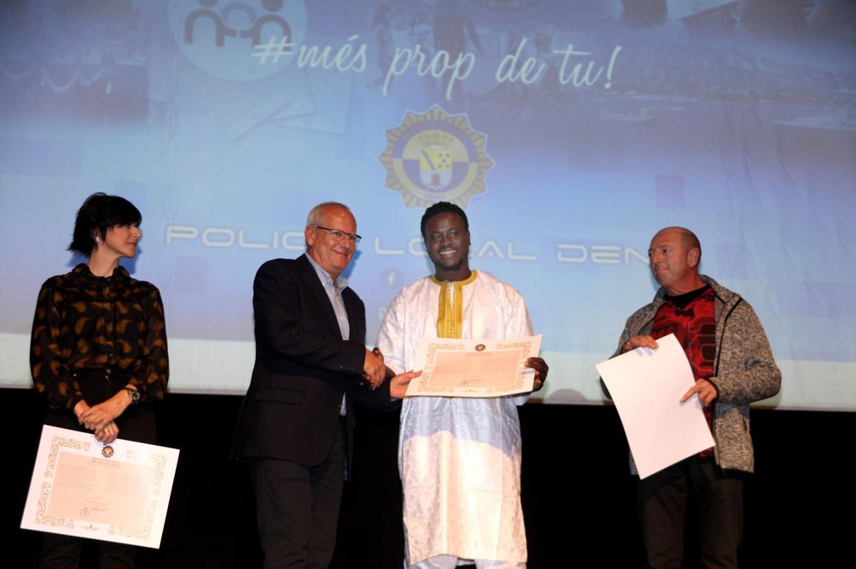 Gorgui recibiendo la felicitación del alcalde de Dénia. 