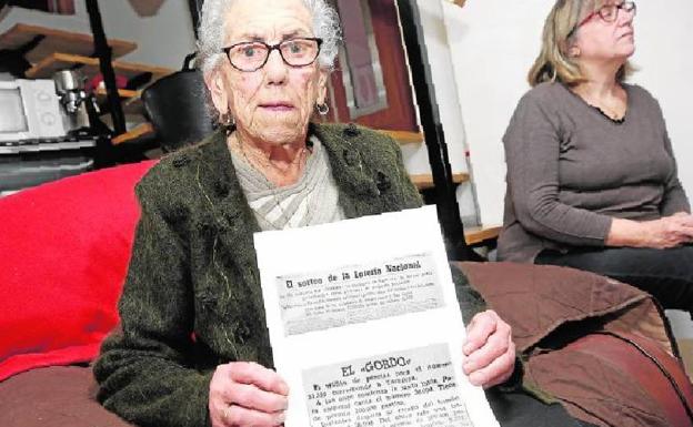 Pasado imborrable. Consuelo, de 93 años, con una impresión de la noticia del Gordo de 1953.