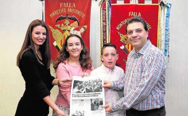 Mascletà de millones. El presidente de la falla 'El Cudol', las falleras mayor e infantil sostienen la página de LAS PROVINCIAS que relató su fortuna navideña en 2005 con un segundo premio.