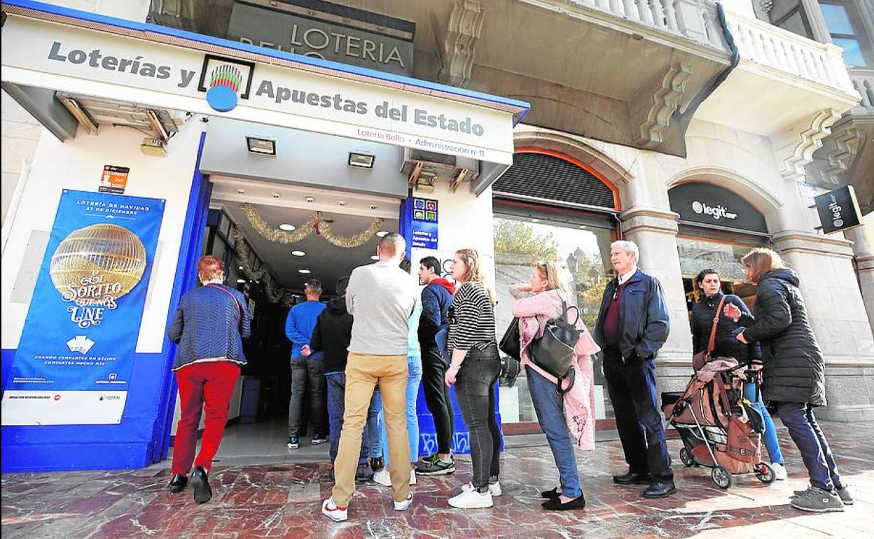 Últimos compradores en Bello, Valencia, ayer por la mañana.