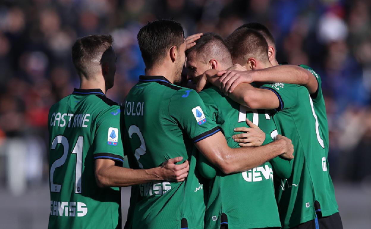 Los jugadores del Atalanta celebran uno de los goles ante el AC Milán.