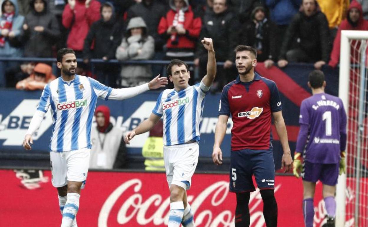 Oyarzabal y Willian José celebran uno de los goles marcados por el conjunto donostiarra