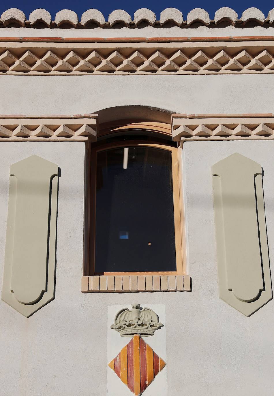 La restauración del antiguo Matadero ha supuesto una inversión municipal cercana a los 500.000 euros. El edificio, construido en 1910, se levanta sobre dos parcelas ubicadas en los números 35 y 37 de la calle Sant Pere. Al antiguo matadero, que fue también sede de la entidad Salvem el Cabanyal, se podrá acceder también tras su rehabilitación por la calle Lluís Despuig y contará con 356 metros cuadrados construidos distribuidos en dos plantas que albergarán espacios multiusos y de exposiciones entre otros para ser un centro de interpretación de la historia del Cabanyal y de toda la vida del barrio.