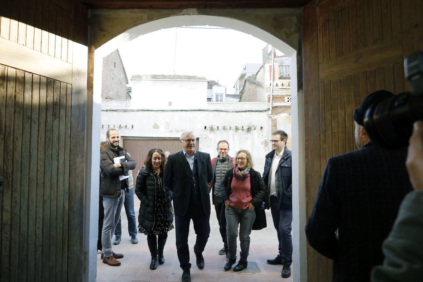 La restauración del antiguo Matadero ha supuesto una inversión municipal cercana a los 500.000 euros. El edificio, construido en 1910, se levanta sobre dos parcelas ubicadas en los números 35 y 37 de la calle Sant Pere. Al antiguo matadero, que fue también sede de la entidad Salvem el Cabanyal, se podrá acceder también tras su rehabilitación por la calle Lluís Despuig y contará con 356 metros cuadrados construidos distribuidos en dos plantas que albergarán espacios multiusos y de exposiciones entre otros para ser un centro de interpretación de la historia del Cabanyal y de toda la vida del barrio.