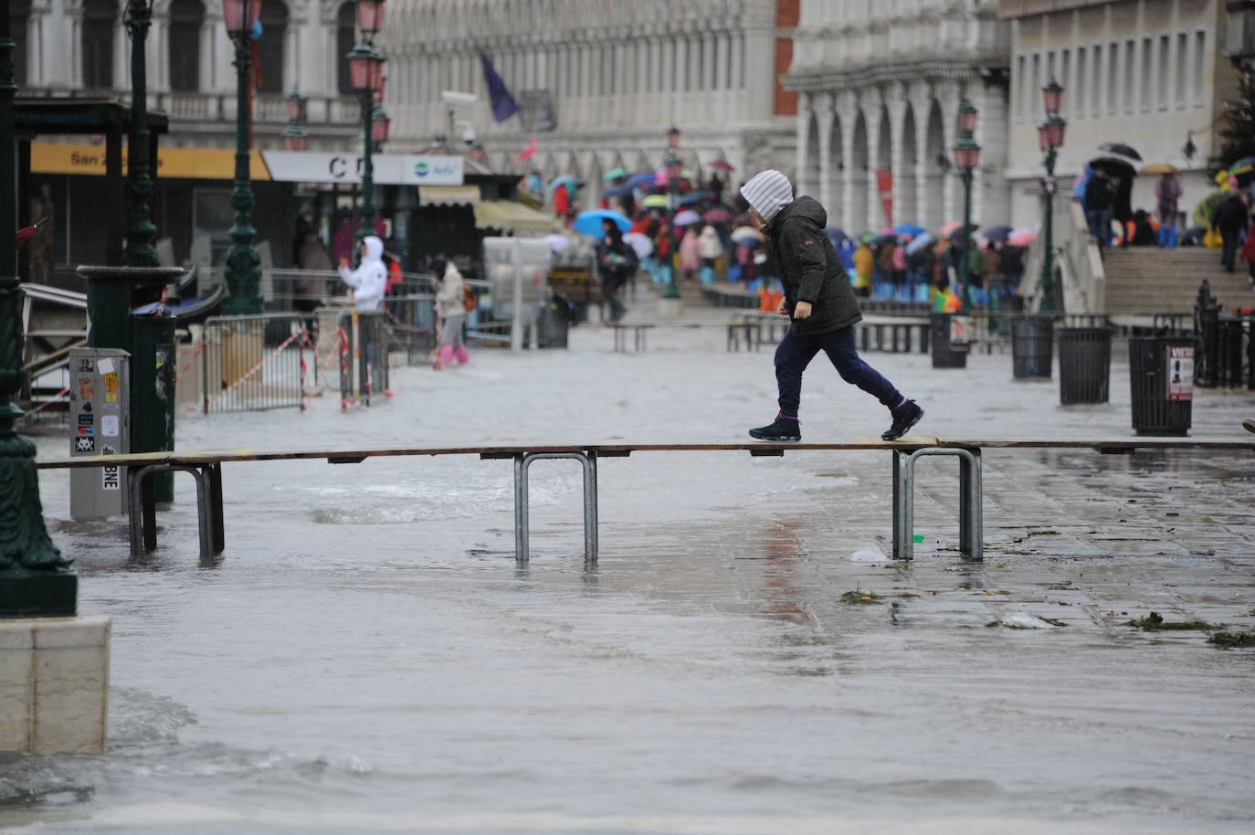 Venecia vuelve a sufrir, en la víspera de Nochebuena, el fenómeno del agua alta, que alcanzó este lunes un pico de 144 centímetros y cubrió el suelo del 60 por ciento del casco histórico, aunque sin que se cumplieran las previsiones que advertían de una marea de hasta 150 centímetros. En la madrugada las sirenas de alerta sonaron en dos ocasiones, a las 04 de la mañana y a las 06.40 horas con el empeoramiento de las previsiones, y finalmente el nivel máximo se alcanzó a las 09.40 horas con una altura del agua de 144 centímetros. Una marea excepcional pero lejos de los 184 centímetros que se alcanzaron el pasado 12 de noviembre y que sumergieron el 70 por ciento de la ciudad causando daños por millones de euros.