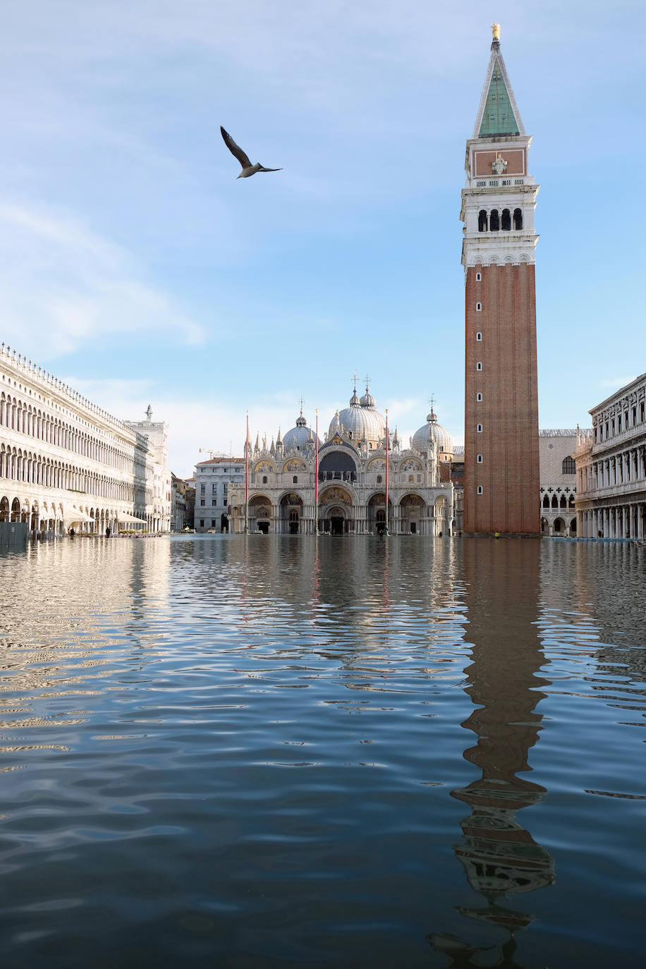 Venecia vuelve a sufrir, en la víspera de Nochebuena, el fenómeno del agua alta, que alcanzó este lunes un pico de 144 centímetros y cubrió el suelo del 60 por ciento del casco histórico, aunque sin que se cumplieran las previsiones que advertían de una marea de hasta 150 centímetros. En la madrugada las sirenas de alerta sonaron en dos ocasiones, a las 04 de la mañana y a las 06.40 horas con el empeoramiento de las previsiones, y finalmente el nivel máximo se alcanzó a las 09.40 horas con una altura del agua de 144 centímetros. Una marea excepcional pero lejos de los 184 centímetros que se alcanzaron el pasado 12 de noviembre y que sumergieron el 70 por ciento de la ciudad causando daños por millones de euros.