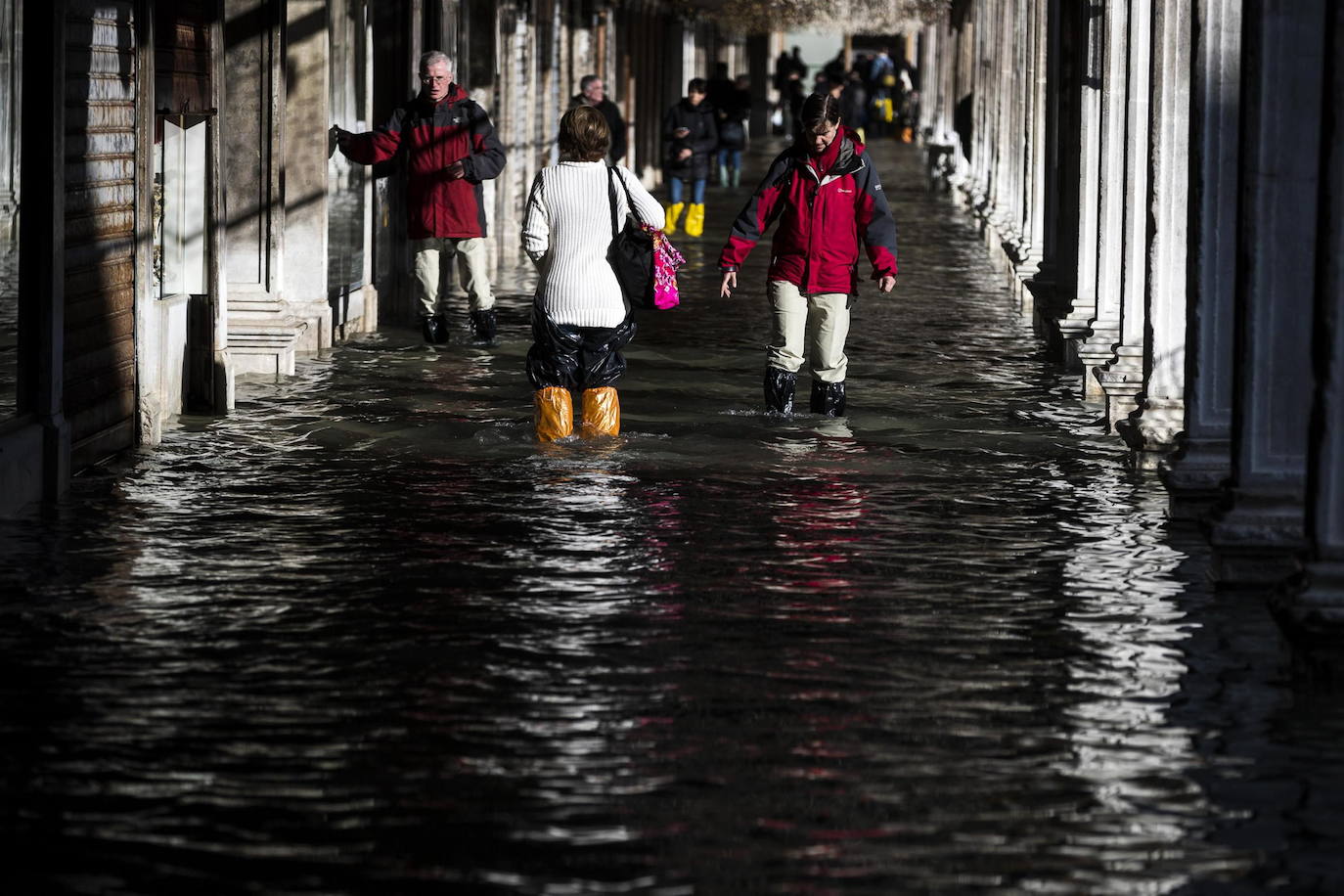 Venecia vuelve a sufrir, en la víspera de Nochebuena, el fenómeno del agua alta, que alcanzó este lunes un pico de 144 centímetros y cubrió el suelo del 60 por ciento del casco histórico, aunque sin que se cumplieran las previsiones que advertían de una marea de hasta 150 centímetros. En la madrugada las sirenas de alerta sonaron en dos ocasiones, a las 04 de la mañana y a las 06.40 horas con el empeoramiento de las previsiones, y finalmente el nivel máximo se alcanzó a las 09.40 horas con una altura del agua de 144 centímetros. Una marea excepcional pero lejos de los 184 centímetros que se alcanzaron el pasado 12 de noviembre y que sumergieron el 70 por ciento de la ciudad causando daños por millones de euros.