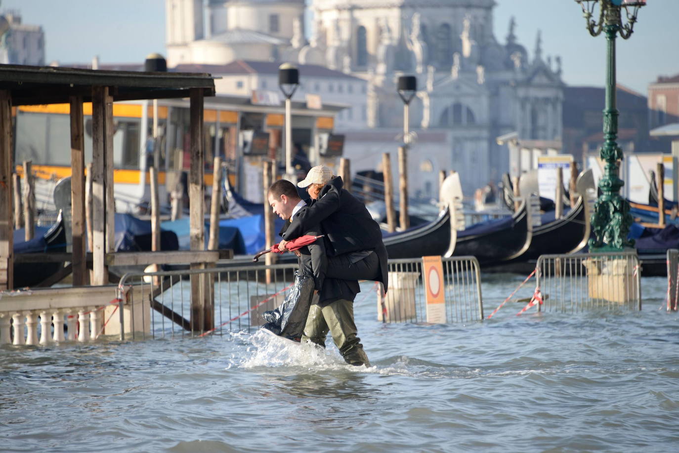Venecia vuelve a sufrir, en la víspera de Nochebuena, el fenómeno del agua alta, que alcanzó este lunes un pico de 144 centímetros y cubrió el suelo del 60 por ciento del casco histórico, aunque sin que se cumplieran las previsiones que advertían de una marea de hasta 150 centímetros. En la madrugada las sirenas de alerta sonaron en dos ocasiones, a las 04 de la mañana y a las 06.40 horas con el empeoramiento de las previsiones, y finalmente el nivel máximo se alcanzó a las 09.40 horas con una altura del agua de 144 centímetros. Una marea excepcional pero lejos de los 184 centímetros que se alcanzaron el pasado 12 de noviembre y que sumergieron el 70 por ciento de la ciudad causando daños por millones de euros.