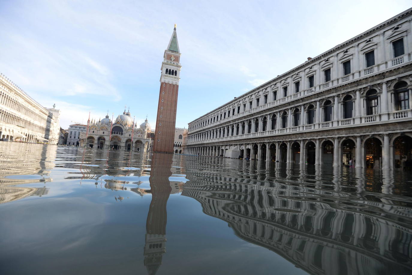 Venecia vuelve a sufrir, en la víspera de Nochebuena, el fenómeno del agua alta, que alcanzó este lunes un pico de 144 centímetros y cubrió el suelo del 60 por ciento del casco histórico, aunque sin que se cumplieran las previsiones que advertían de una marea de hasta 150 centímetros. En la madrugada las sirenas de alerta sonaron en dos ocasiones, a las 04 de la mañana y a las 06.40 horas con el empeoramiento de las previsiones, y finalmente el nivel máximo se alcanzó a las 09.40 horas con una altura del agua de 144 centímetros. Una marea excepcional pero lejos de los 184 centímetros que se alcanzaron el pasado 12 de noviembre y que sumergieron el 70 por ciento de la ciudad causando daños por millones de euros.