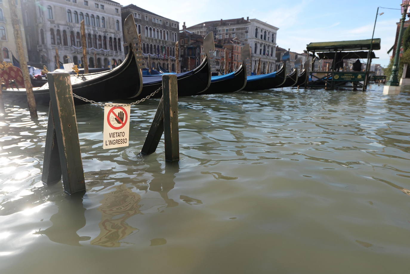 Venecia vuelve a sufrir, en la víspera de Nochebuena, el fenómeno del agua alta, que alcanzó este lunes un pico de 144 centímetros y cubrió el suelo del 60 por ciento del casco histórico, aunque sin que se cumplieran las previsiones que advertían de una marea de hasta 150 centímetros. En la madrugada las sirenas de alerta sonaron en dos ocasiones, a las 04 de la mañana y a las 06.40 horas con el empeoramiento de las previsiones, y finalmente el nivel máximo se alcanzó a las 09.40 horas con una altura del agua de 144 centímetros. Una marea excepcional pero lejos de los 184 centímetros que se alcanzaron el pasado 12 de noviembre y que sumergieron el 70 por ciento de la ciudad causando daños por millones de euros.