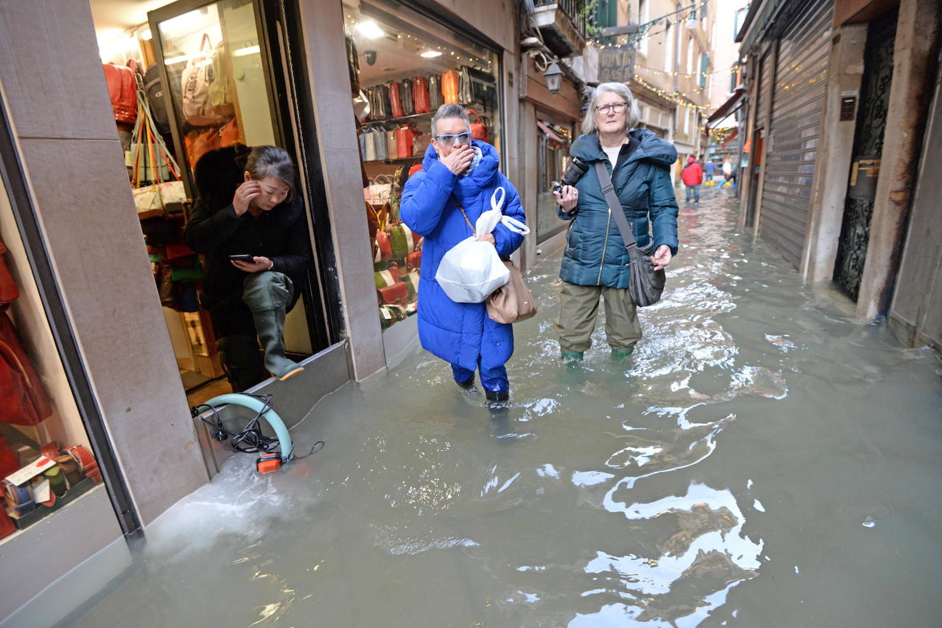 Venecia vuelve a sufrir, en la víspera de Nochebuena, el fenómeno del agua alta, que alcanzó este lunes un pico de 144 centímetros y cubrió el suelo del 60 por ciento del casco histórico, aunque sin que se cumplieran las previsiones que advertían de una marea de hasta 150 centímetros. En la madrugada las sirenas de alerta sonaron en dos ocasiones, a las 04 de la mañana y a las 06.40 horas con el empeoramiento de las previsiones, y finalmente el nivel máximo se alcanzó a las 09.40 horas con una altura del agua de 144 centímetros. Una marea excepcional pero lejos de los 184 centímetros que se alcanzaron el pasado 12 de noviembre y que sumergieron el 70 por ciento de la ciudad causando daños por millones de euros.