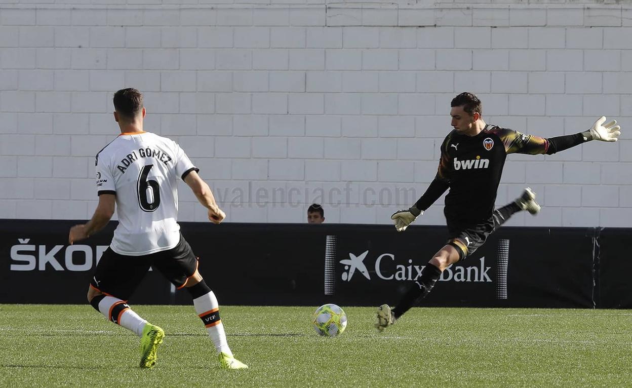 Rivero saca de portería contra el Ebro. 