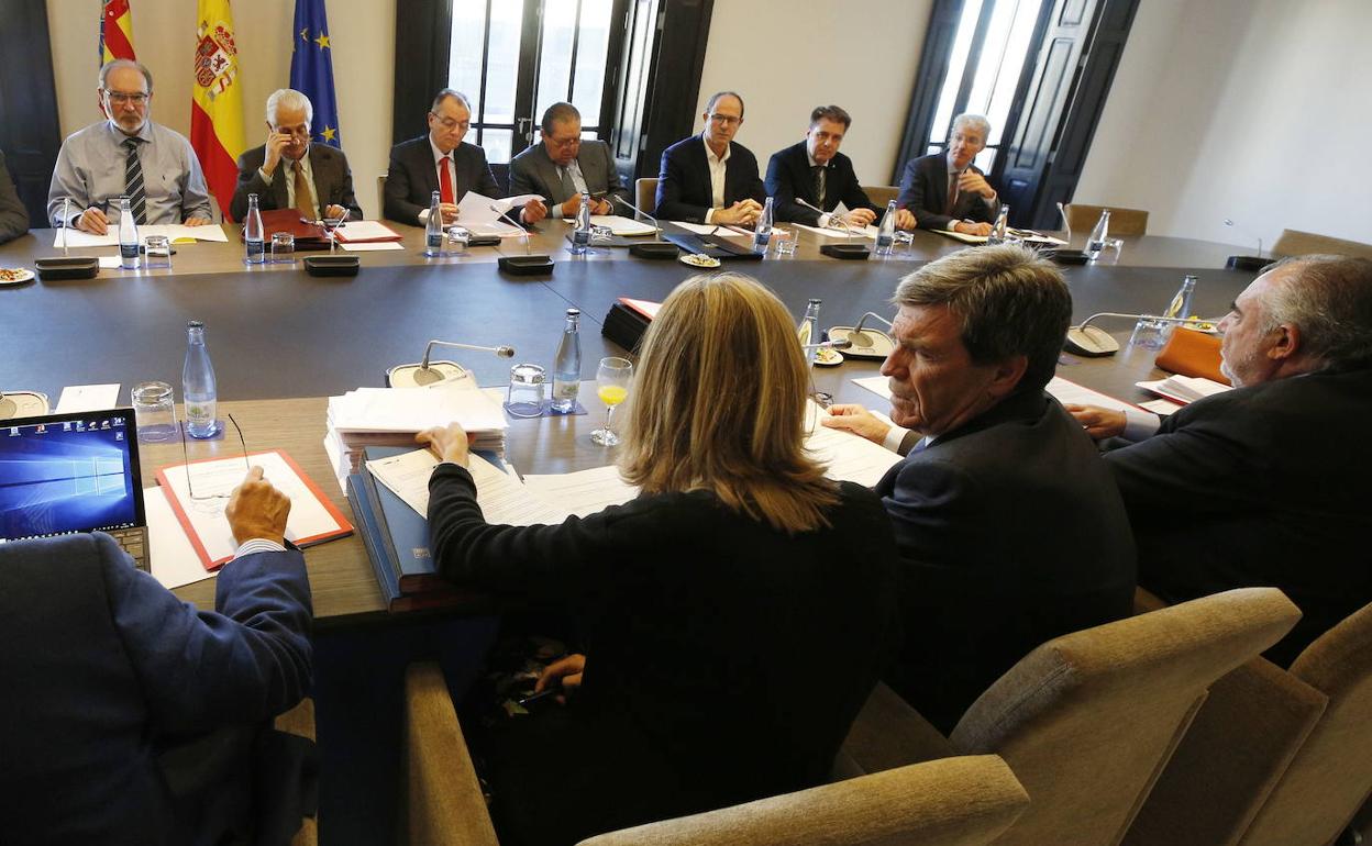 El presidente de la APV, Aurelio Martínez, frente a Salvador Navarro y Vicente Boluda entre consejeros del Puerto. 