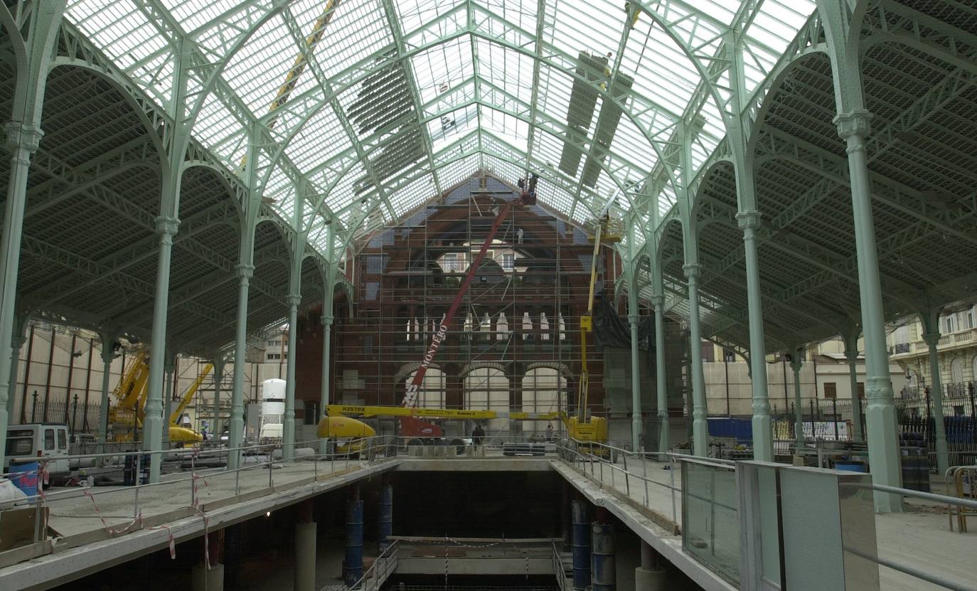 El Mercado de Colón, uno de los edificios más singulares de Valencia, cumple 103 años este martes, 24 de diciembre, tras más de un siglo desde que se construyera en 1916 para responder a la necesidad de contar con un mercado fijo en el distrito de L'Eixample. Su inauguración, en la Nochebuena de 1916, fue una gran celebración que se conmemora este martes para recordar que, 103 años después, el zoco continúa como «referente para los amantes de la gastronomía y los productos de calidad en Valencia». Se trata de uno de los edificios emblemáticos del 'cap i casal', diseñado por Francisco Mora siguiendo el estilo modernista e inaugurado el 24 de diciembre de 1916. Con los años ha logrado posicionarse como el 'gastro-market' de Valencia.