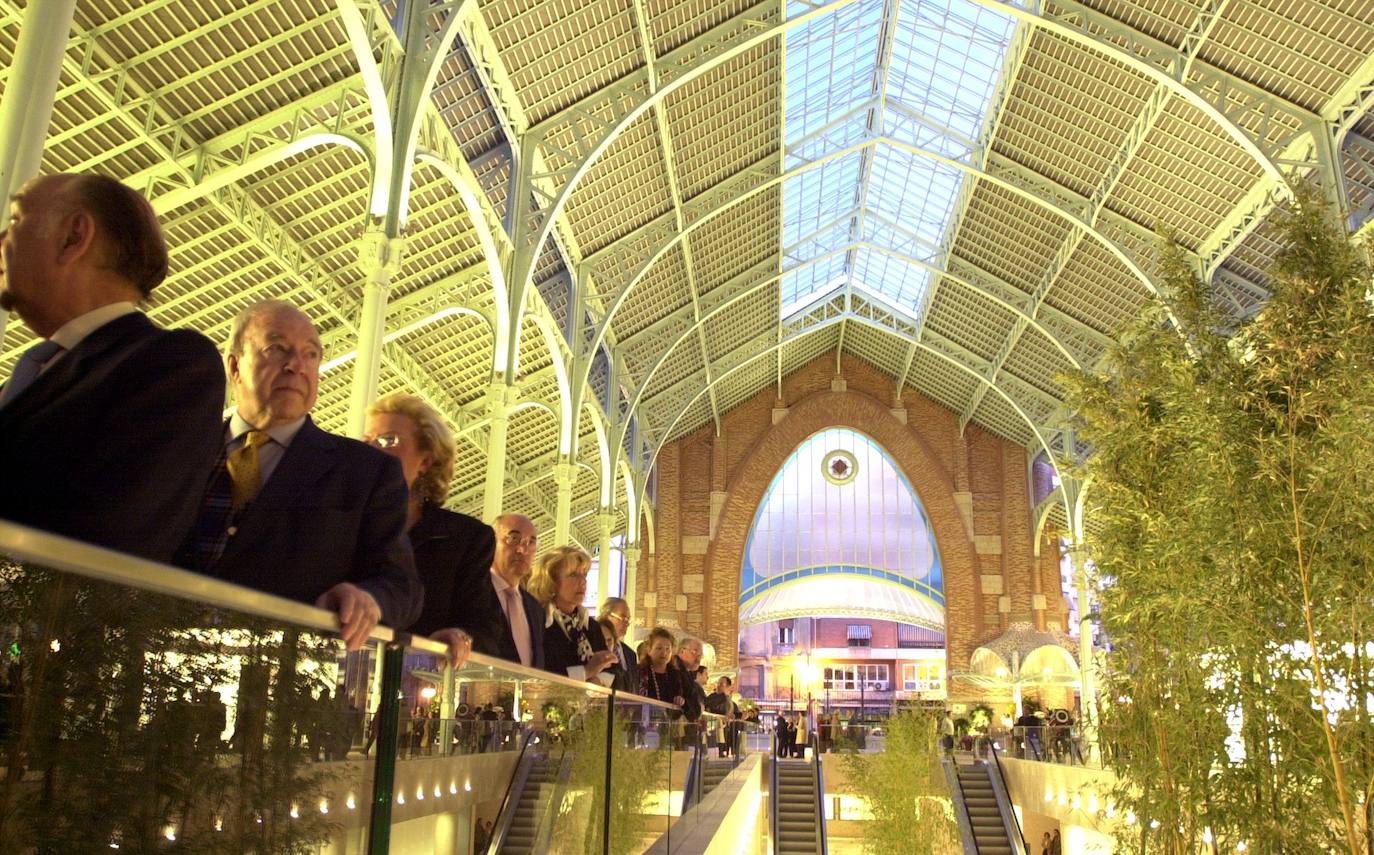 El Mercado de Colón, uno de los edificios más singulares de Valencia, cumple 103 años este martes, 24 de diciembre, tras más de un siglo desde que se construyera en 1916 para responder a la necesidad de contar con un mercado fijo en el distrito de L'Eixample. Su inauguración, en la Nochebuena de 1916, fue una gran celebración que se conmemora este martes para recordar que, 103 años después, el zoco continúa como «referente para los amantes de la gastronomía y los productos de calidad en Valencia». Se trata de uno de los edificios emblemáticos del 'cap i casal', diseñado por Francisco Mora siguiendo el estilo modernista e inaugurado el 24 de diciembre de 1916. Con los años ha logrado posicionarse como el 'gastro-market' de Valencia.