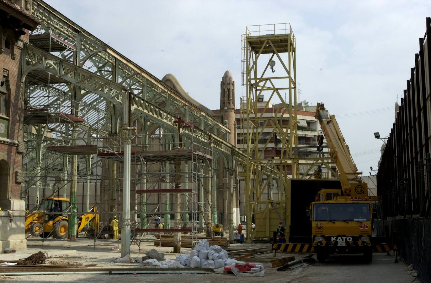 El Mercado de Colón, uno de los edificios más singulares de Valencia, cumple 103 años este martes, 24 de diciembre, tras más de un siglo desde que se construyera en 1916 para responder a la necesidad de contar con un mercado fijo en el distrito de L'Eixample. Su inauguración, en la Nochebuena de 1916, fue una gran celebración que se conmemora este martes para recordar que, 103 años después, el zoco continúa como «referente para los amantes de la gastronomía y los productos de calidad en Valencia». Se trata de uno de los edificios emblemáticos del 'cap i casal', diseñado por Francisco Mora siguiendo el estilo modernista e inaugurado el 24 de diciembre de 1916. Con los años ha logrado posicionarse como el 'gastro-market' de Valencia.