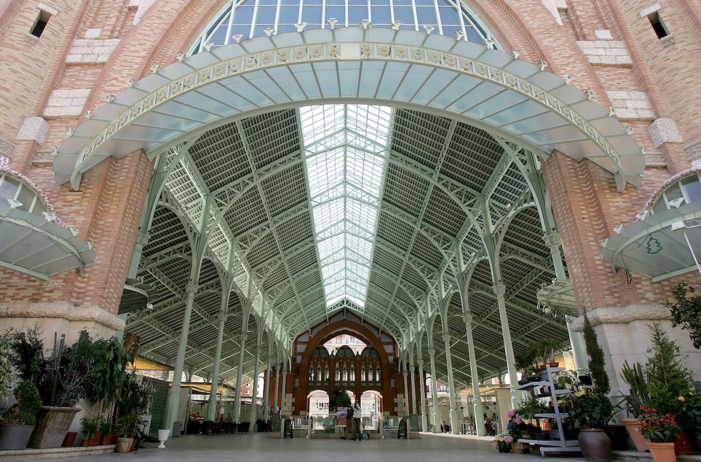 El Mercado de Colón, uno de los edificios más singulares de Valencia, cumple 103 años este martes, 24 de diciembre, tras más de un siglo desde que se construyera en 1916 para responder a la necesidad de contar con un mercado fijo en el distrito de L'Eixample. Su inauguración, en la Nochebuena de 1916, fue una gran celebración que se conmemora este martes para recordar que, 103 años después, el zoco continúa como «referente para los amantes de la gastronomía y los productos de calidad en Valencia». Se trata de uno de los edificios emblemáticos del 'cap i casal', diseñado por Francisco Mora siguiendo el estilo modernista e inaugurado el 24 de diciembre de 1916. Con los años ha logrado posicionarse como el 'gastro-market' de Valencia.