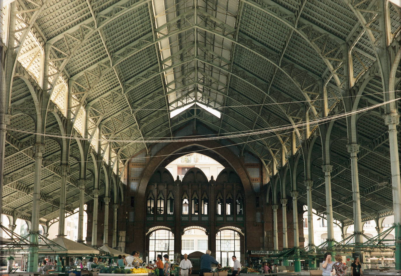 El Mercado de Colón, uno de los edificios más singulares de Valencia, cumple 103 años este martes, 24 de diciembre, tras más de un siglo desde que se construyera en 1916 para responder a la necesidad de contar con un mercado fijo en el distrito de L'Eixample. Su inauguración, en la Nochebuena de 1916, fue una gran celebración que se conmemora este martes para recordar que, 103 años después, el zoco continúa como «referente para los amantes de la gastronomía y los productos de calidad en Valencia». Se trata de uno de los edificios emblemáticos del 'cap i casal', diseñado por Francisco Mora siguiendo el estilo modernista e inaugurado el 24 de diciembre de 1916. Con los años ha logrado posicionarse como el 'gastro-market' de Valencia.