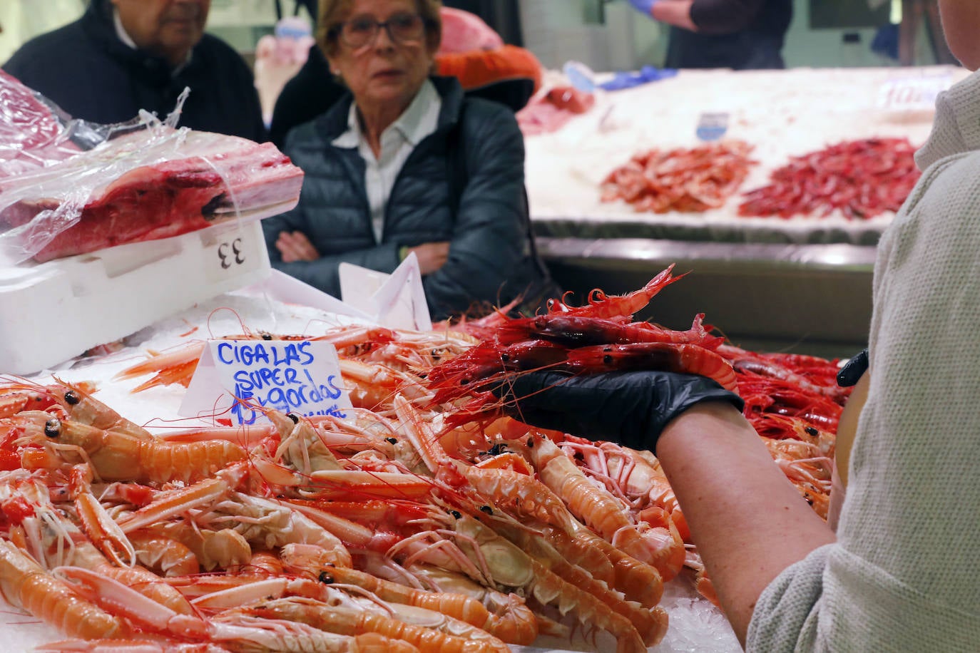 Fotos: Los valencianos compran marisco en el Mercado Central para Nochebuena y Navidad